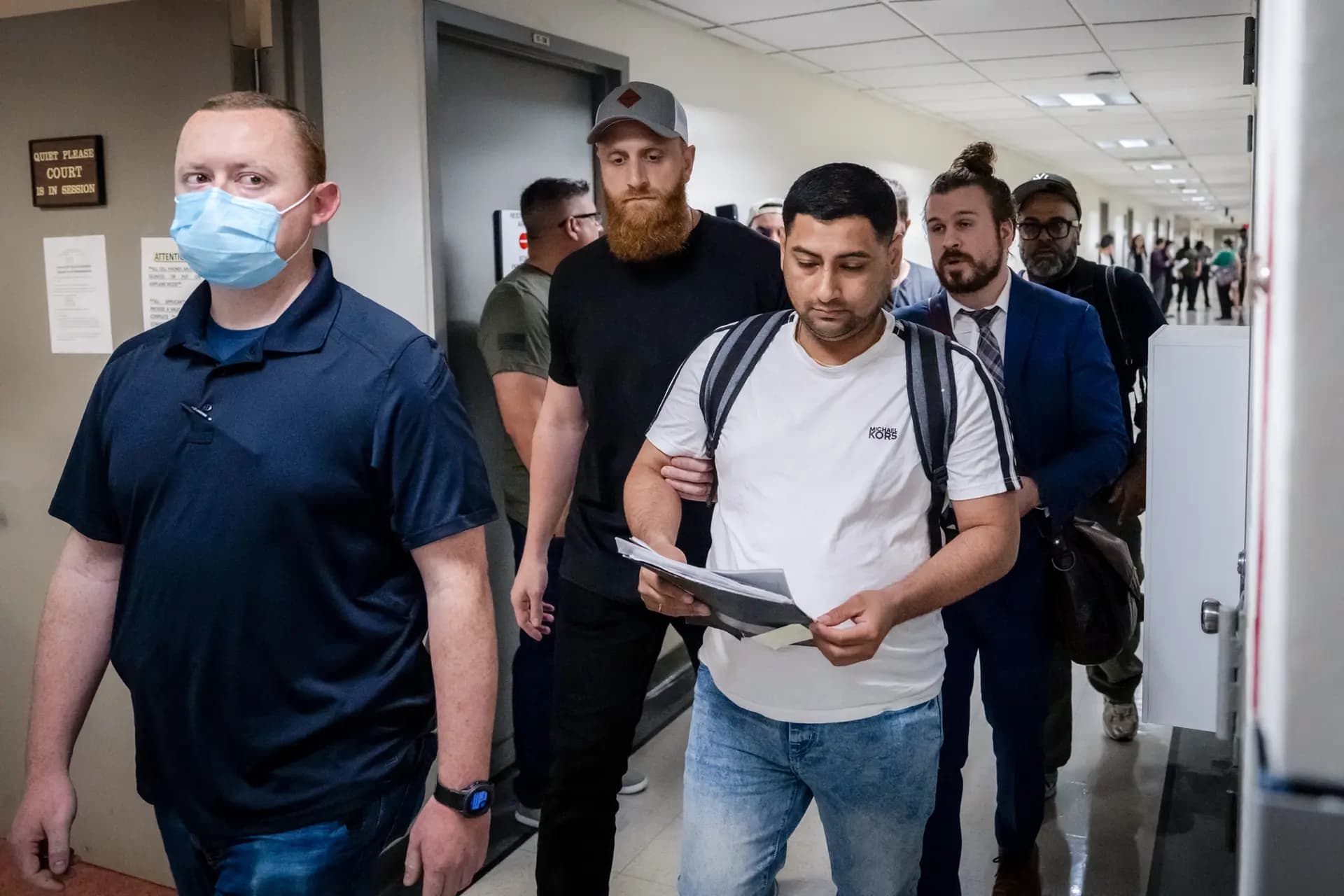 Un hombre es detenido por agentes de paisano del Servicio de Inmigración y Control de Aduanas tras su vista ante la corte de inmigración en el Edificio Federal Jacob K. Javits de la ciudad de Nueva York, el 6 de junio de 2025. El exfiscal federal Neama Rahmani afirmó que la cuestión de la detención “afecta a cientos de miles, quizá a millones de personas”. (Adam Gray/Getty Images).