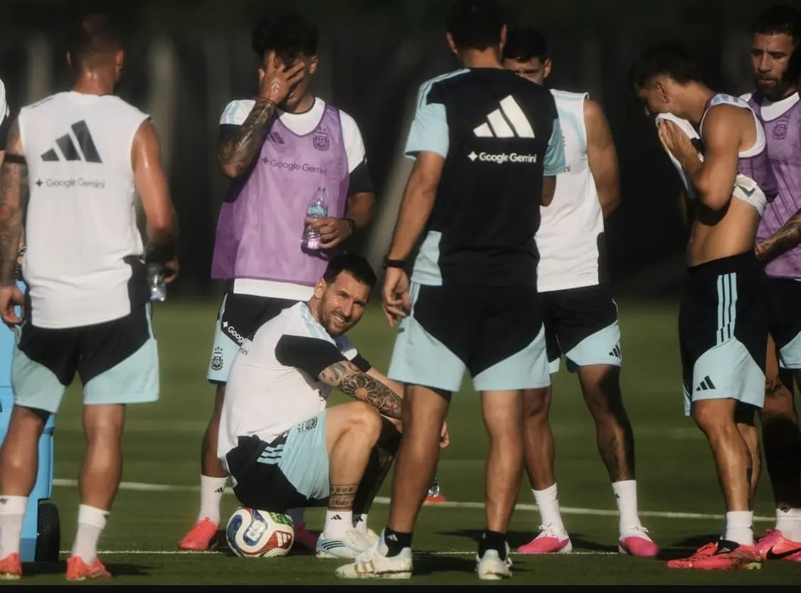 El delantero argentino Lionel Messi (sentado) se toma un descanso con sus compañeros durante un entrenamiento para el Mundial de fútbol, en Kansas City, Kansas, el 3 de junio de 2026. (Charlie Riedel/AP)
