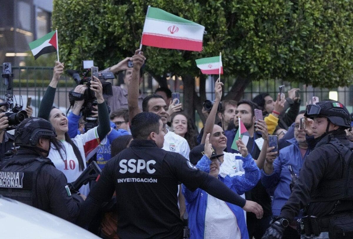 Los aficionados agitan banderas para dar la bienvenida a la selección de Irán en Tijuana, México, el 7 de junio de 2026. (Gregory Bull/AP)
