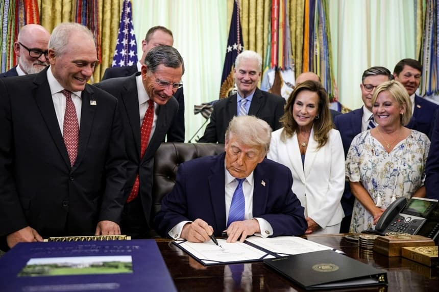 Los miembros del Congreso observan cómo el presidente Donald Trump firma la Ley "Secure America" en el Despacho Oval el 10 de junio de 2026. (Alex Wong/Getty Images)
