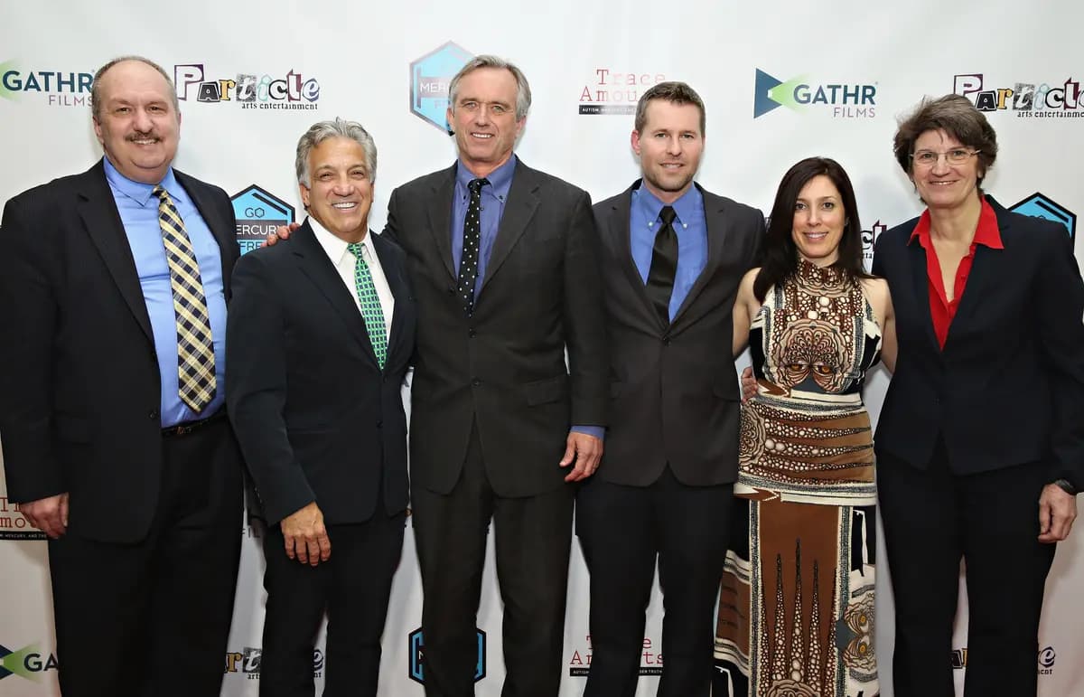 <em>Brian Hooker (izq.) posa junto a Robert F. Kennedy Jr. (tercero desde la izquierda) y otros asistentes a la proyección de "Trace Amounts" en la Facultad de Derecho de la Universidad de Nueva York, en la ciudad de Nueva York, el 24 de marzo de 2015. (Cindy Ord/Getty Images para Trace Amounts).</em>