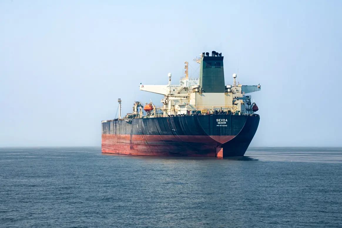 <em>El petrolero iraní Sevda navega cerca de Bandar Asaluyah, Irán, el 27 de enero de 2026. (Sam/Middle East Images/AFP vía Getty Images).</em>