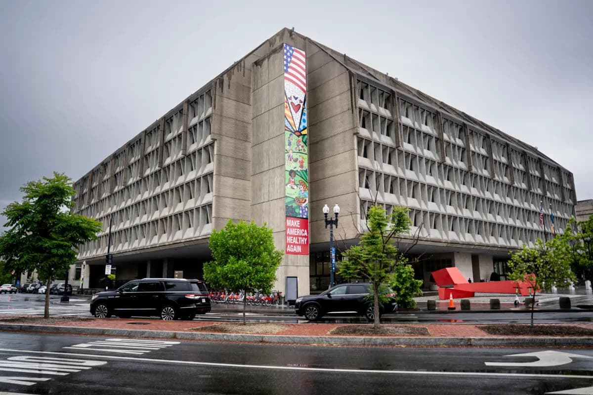 Edificio del Departamento de Salud y Servicios Humanos en Washington el 29 de abril de 2026. (Madalina Kilroy/The Epoch Times)