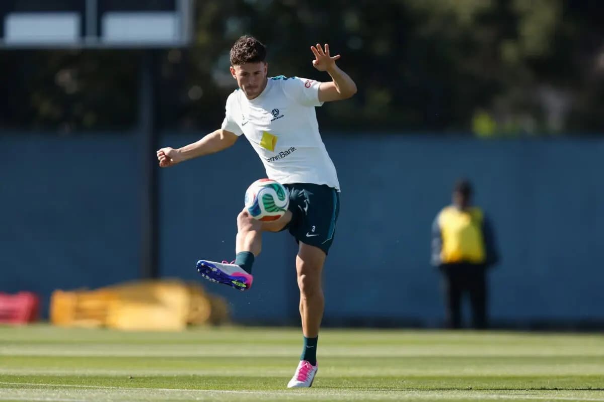 Alessandro Circati, n.º 3 de Australia, controla el balón durante una sesión de entrenamiento previa a la Copa del Mundo de la FIFA 2026 en el Oakland Roots and Soul Sports Club de Alameda, California, el 3 de junio de 2026. (Lachlan Cunningham/Getty Images)
