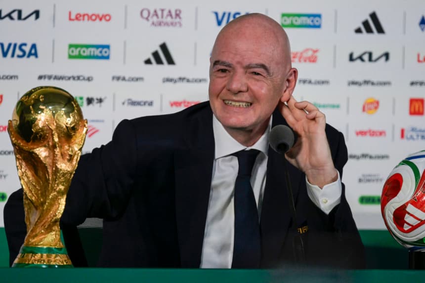 El presidente de la FIFA, Gianni Infantino, hace gestos durante una conferencia de prensa con el trofeo de la Copa Mundial, en la víspera del partido inaugural del torneo de fútbol Copa Mundial 2026, en el estadio de la Ciudad de México, el 10 de junio de 2026. (Foto de Alfredo ESTRELLA / AFP vía Getty Images)