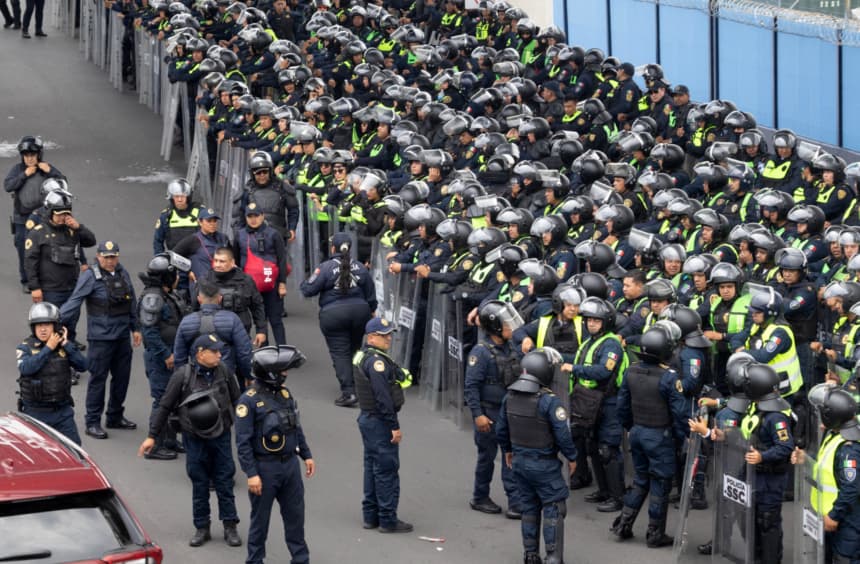 Policías montan guardia en el Aeropuerto Internacional de la Ciudad de México (AICM) el 10 de junio de 2026, ante una amenaza de protesta por parte de la Coordinadora Nacional de Trabajadores de la Educación (CNTE) antes de la Copa Mundial de la FIFA 2026. (Foto de GERARDO MAGALLON / AFP vía Getty Images)