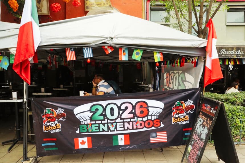Fotografía que muestra la fachada de un bar este miércoles, en Ciudad de México. (EFE/ Mario Guzmán)