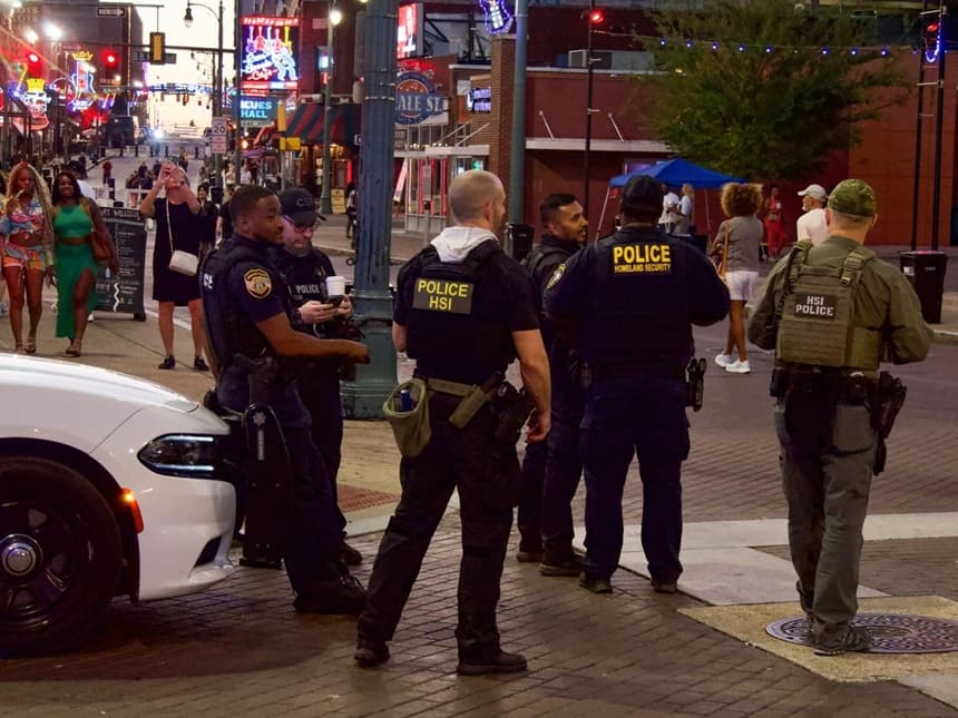 Agentes de la Policía de Memphis y de Seguridad Nacional patrullan Beale Street en Memphis, Tennessee, el 5 de octubre de 2025. (Travis Gillmore/The Epoch Times)
