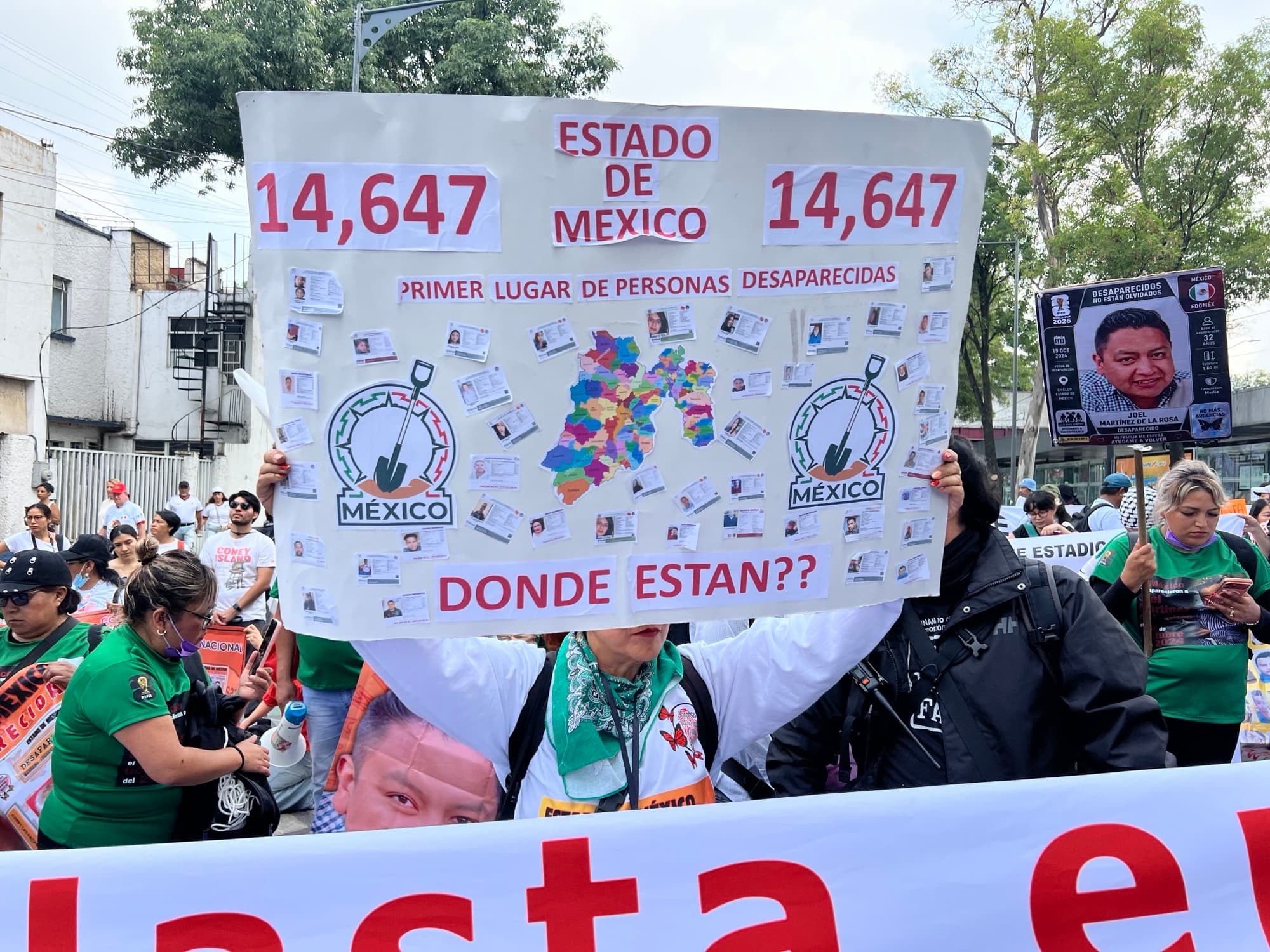 Colectivos de madres buscadoras y de familiares desaparecidos en Calzada de Tlalpan, protestan este 11 de junio a una distancia de 1.5 km del Estadio de Ciudad de México, donde se llevará a cabo el partido inaugural del Mundial 2026. (The Epoch Times en Español/ Eduardo Tzompa)
