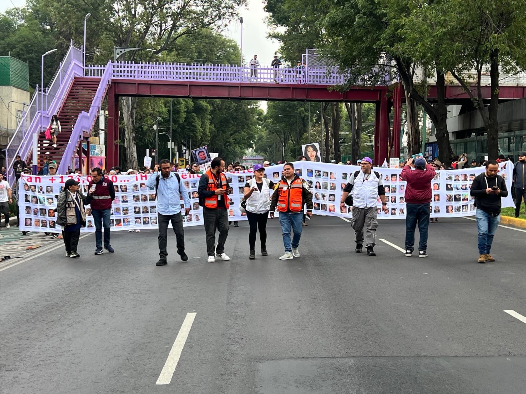 Colectivos de madres buscadoras y de familiares desaparecidos protestan este 11 de junio sobre Calzada de Tlalpan en dirección al Estadio de Ciudad de México. (The Epoch Times en Español/ Eduardo Tzompa)