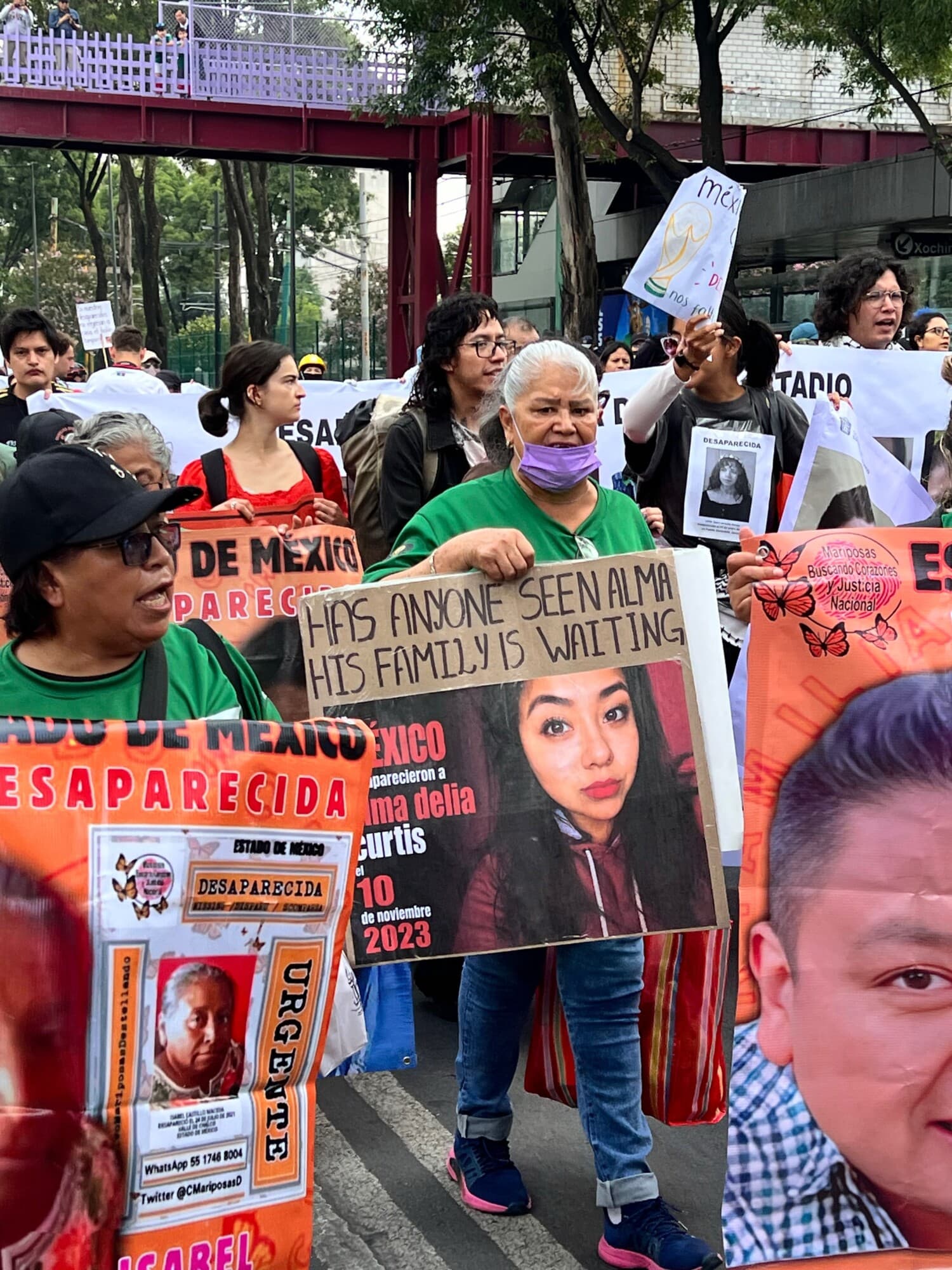Colectivos de madres buscadoras y de familiares desaparecidos protestan este 11 de junio sobre Calzada de Tlalpan en dirección al Estadio de Ciudad de México. (The Epoch Times en Español/ Eduardo Tzompa)