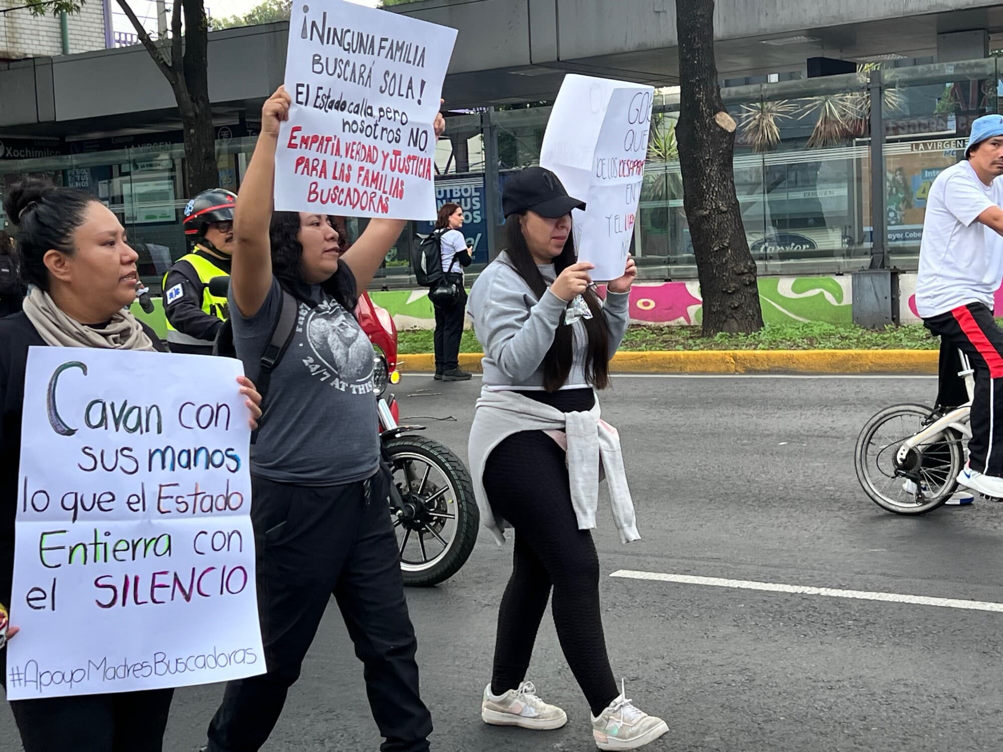 Colectivos de madres buscadoras y de familiares desaparecidos protestan este 11 de junio sobre Calzada de Tlalpan en dirección al Estadio de Ciudad de México. (The Epoch Times en Español/ Eduardo Tzompa)