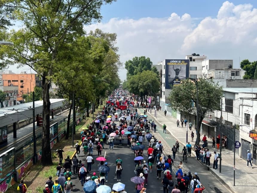 Contingente de la CNTE dirigiéndose al Estadio Banorte por la Calzada Tlalpan, 11 de junio. (Eduardo Tzompa/The Epoch Times)