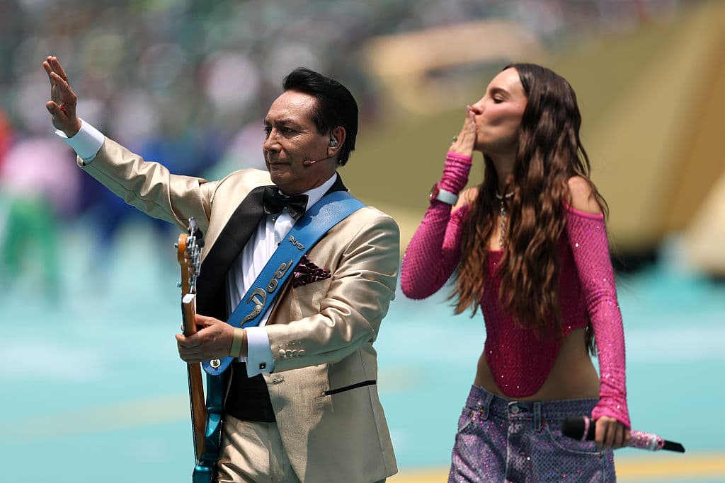 Elías Mejía Avante (Izq.) de Los Ángeles Azules y Belinda (Dcha.) actuan durante la ceremonia inaugural previa al partido del Grupo A de la Copa Mundial de la FIFA 2026 entre México y Sudáfrica, celebrado en el Estadio de la Ciudad de México, el 11 de junio de 2026 en la Ciudad de México, México. (Luke Hales/Getty Images)