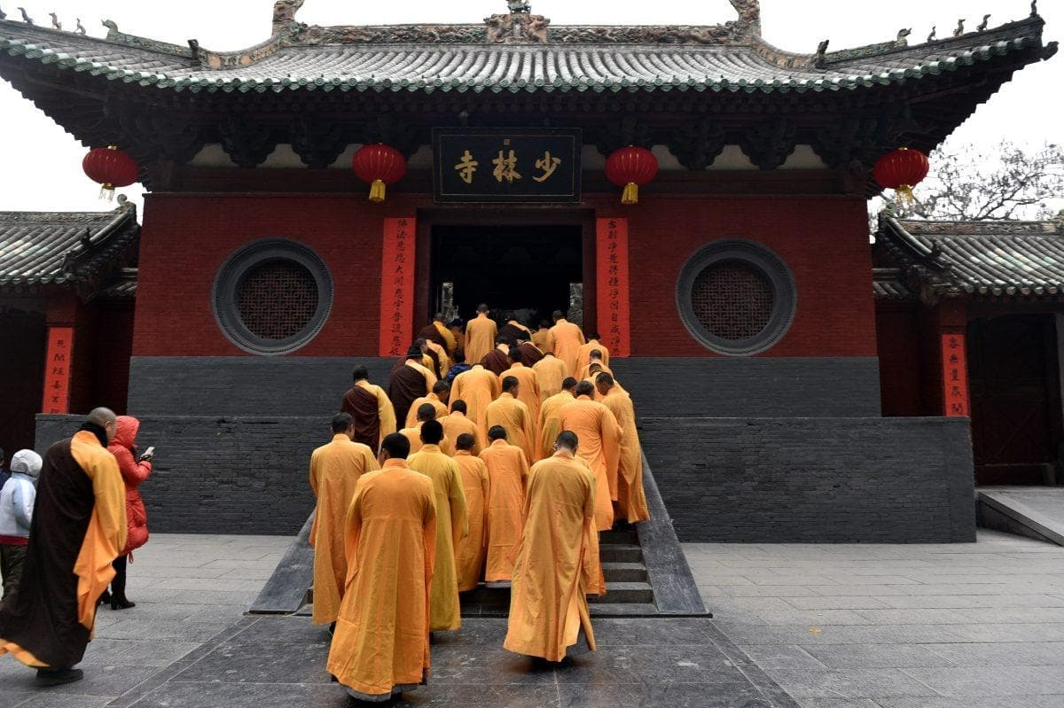 Monjes chinos asisten a una ceremonia en el Templo Shaolin para celebrar el Año Nuevo Lunar en el condado de Dengfeng, provincia de Henan, China, el 28 de enero de 2017. (STR/AFP/Getty Images)