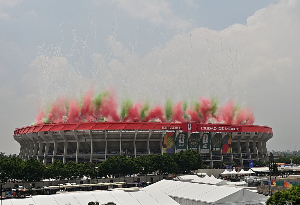 Fuegos artificiales durante la ceremonia inaugural previa al partido de fútbol del Grupo A de la Copa del Mundo de 2026 entre México y Sudáfrica, celebrado en el Estadio de la Ciudad de México, en la Ciudad de México, el 11 de junio de 2026. (Mario Vázquez / AFP vía Getty Images)
