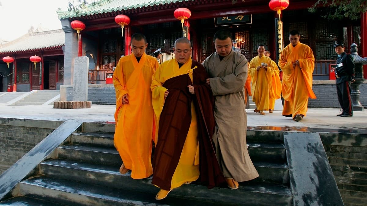 Shi Yongxin, abad del Templo Shaolin, se dirige a desayunar en el Templo Shaolin, en la provincia de Henan (China), el 6 de abril de 2005. (Cancan Chu/Getty Images)