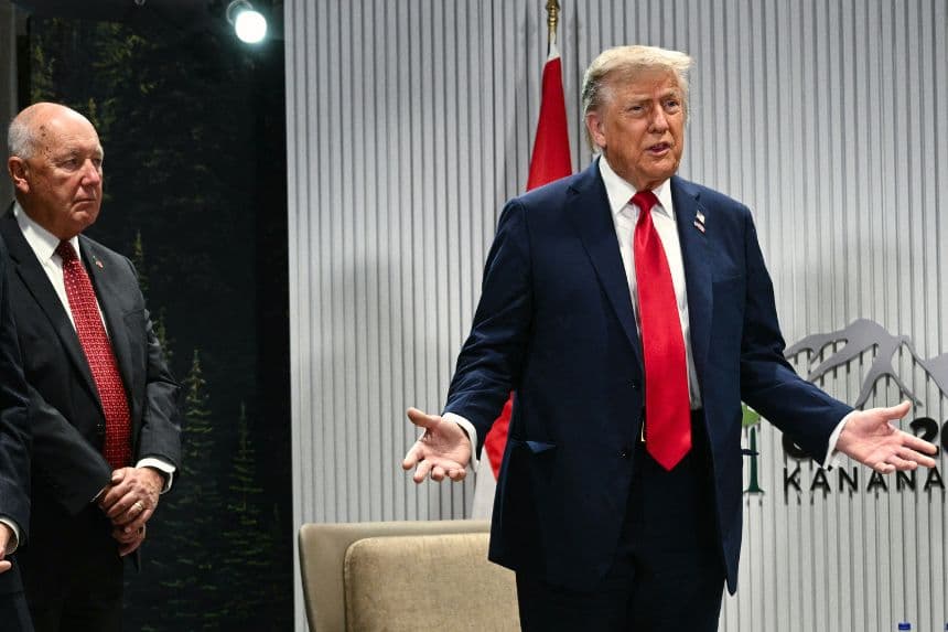 El embajador de EE. UU. en Canadá, Pete Hoekstray el presidente Donald Trump durante su encuentro en la cumbre del Grupo de los Siete (G7), celebrada en el Pomeroy Kananaskis Mountain Lodge, en Kananaskis, Alberta (Canadá), el 16 de junio de 2025. ( BRENDAN SMIALOWSKI/AFP vía Getty Images)
