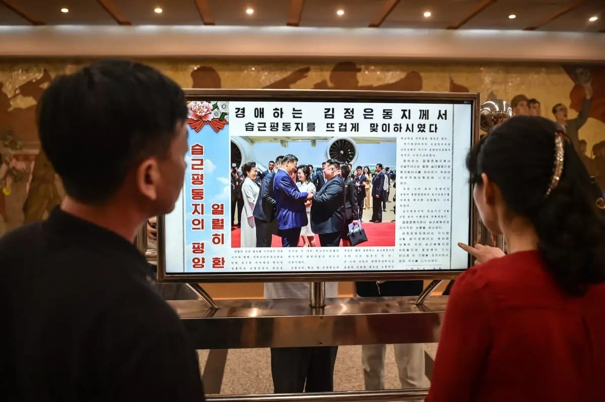 Una pantalla con el periódico “Rodongsinmun” en la que se muestra la noticia sobre la visita del líder chino Xi Jinping, en la estación Kaeson del metro de Pyongyang, el 9 de junio de 2026. (Kim Won Jin/AFP)