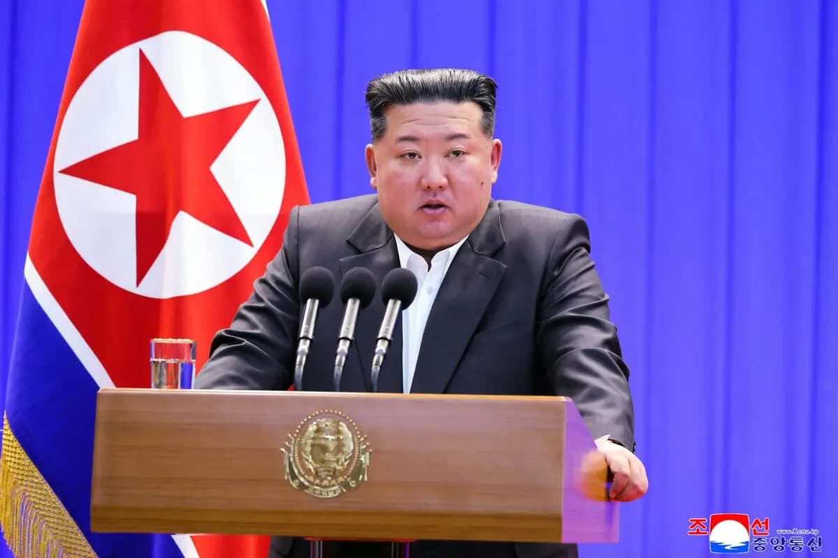 El líder norcoreano Kim Jong Un pronuncia un discurso en la provincia de Pyongan del Norte, Corea del Norte, el 2 de febrero de 2026. (KCNA vía KNS/AFP vía Getty Images)