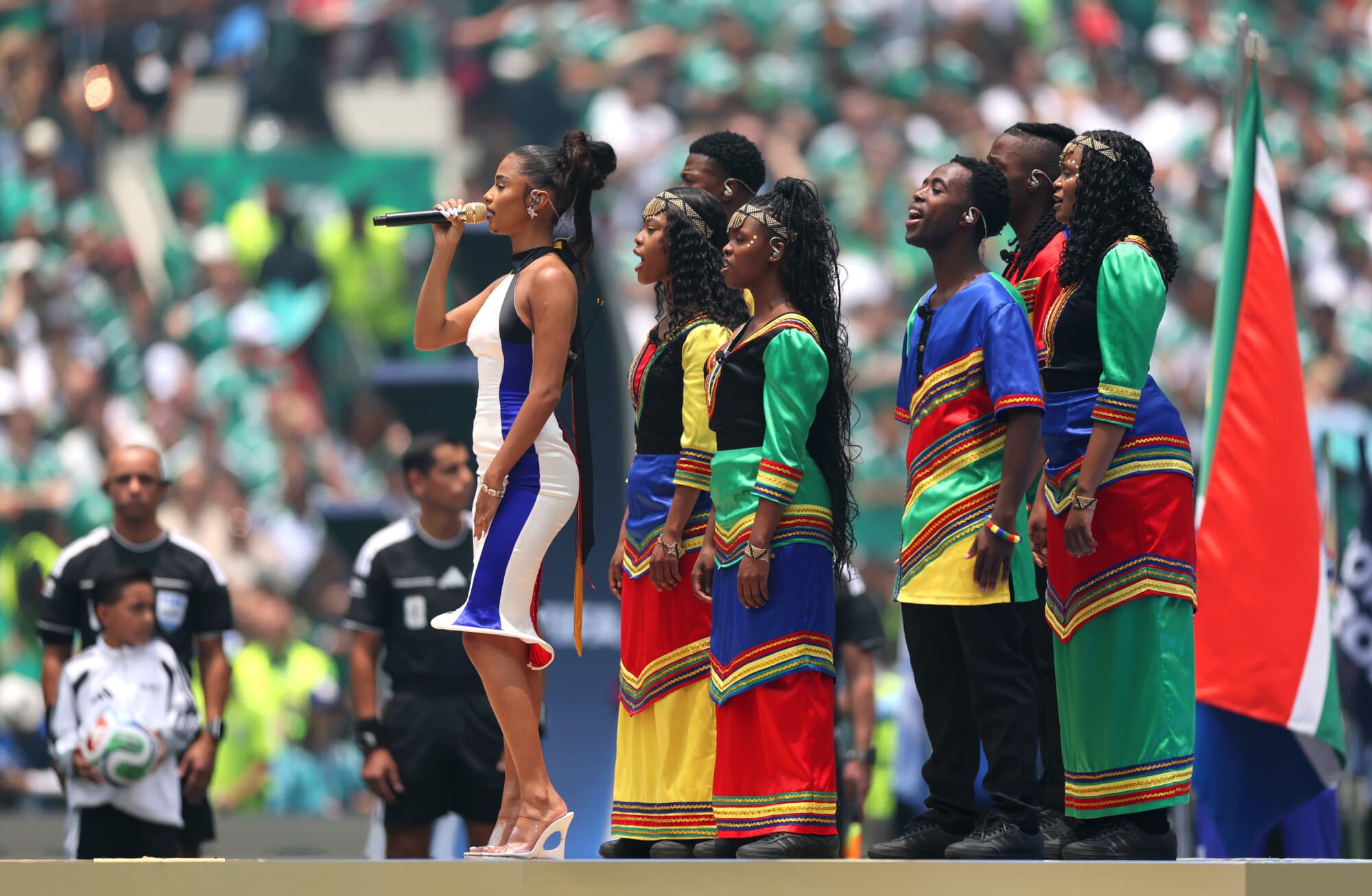 Tyla entona el himno nacional de Sudáfrica durante el partido del Grupo A de la Copa Mundial de la FIFA 2026 entre México y Sudáfrica, celebrado en el Estadio de la Ciudad de México el 11 de junio de 2026 en la Ciudad de México, México. (Carl Recine/Getty Images)