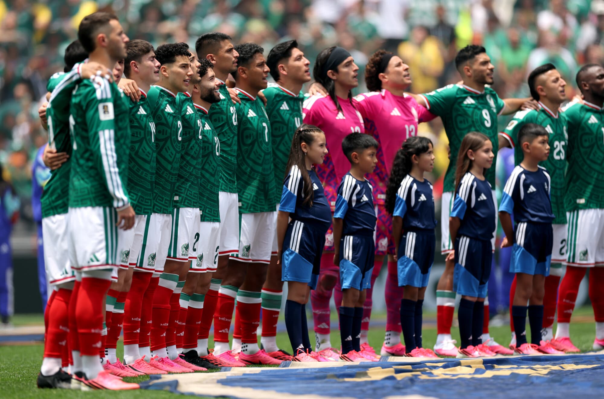 Los jugadores de México se ponen de pie y entonan el himno nacional durante el partido del Grupo A de la Copa Mundial de la FIFA 2026 entre México y Sudáfrica, celebrado en el Estadio de la Ciudad de México el 11 de junio de 2026 en la Ciudad de México, México. (Carl Recine/Getty Images)