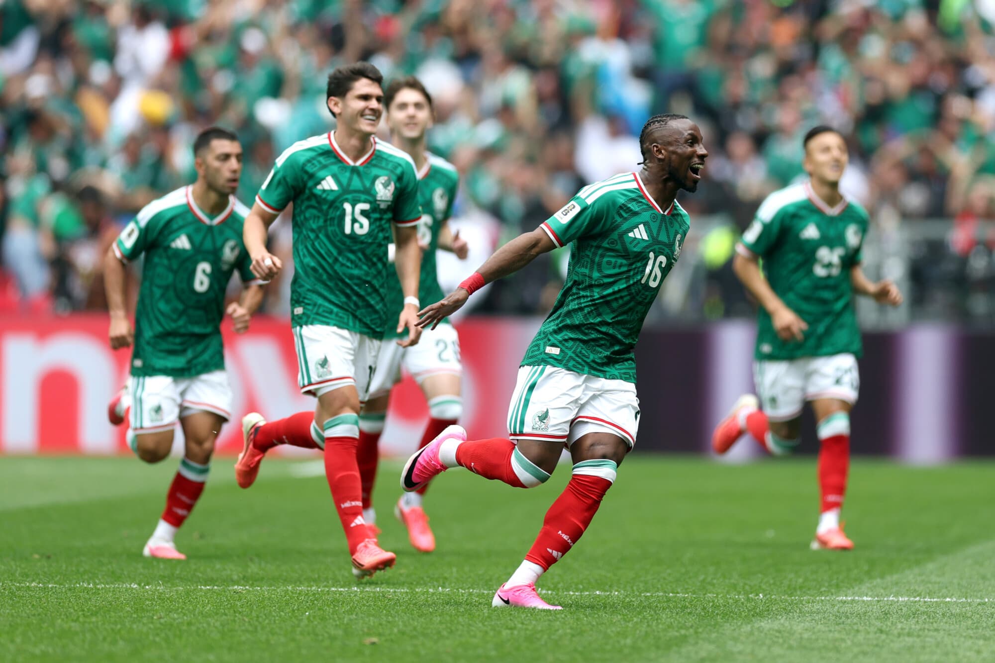 Julián Quiñones (#16), de México, celebra con sus compañeros tras marcar el primer gol de su equipo durante el partido del Grupo A de la Copa Mundial de la FIFA 2026 entre México y Sudáfrica, disputado en el Estadio de la Ciudad de México el 11 de junio de 2026 en la Ciudad de México, México. (Carl Recine/Getty Images)
