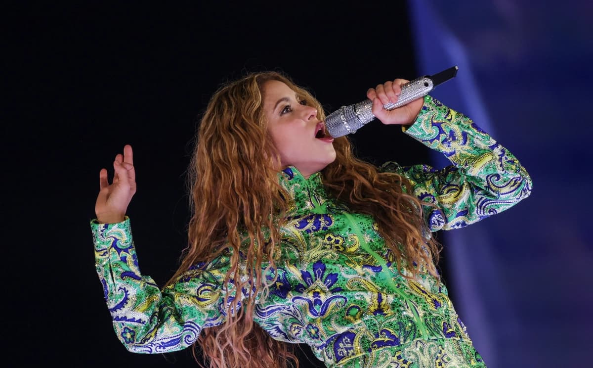 Shakira actúa en la playa de Copacabana en Río de Janeiro el 2 de mayo de 2026. (Ricardo Moraes/Reuters).