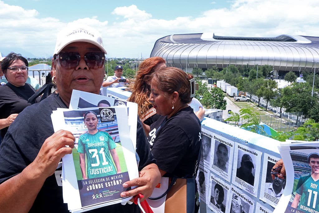 <em>Familiares de personas desaparecidas protestan frente al Estadio Monterrey en Guadalupe, México, el 11 de junio de 2026. (Foto de Julio Cesar SALAZAR/AFP vía Getty Images)</em>