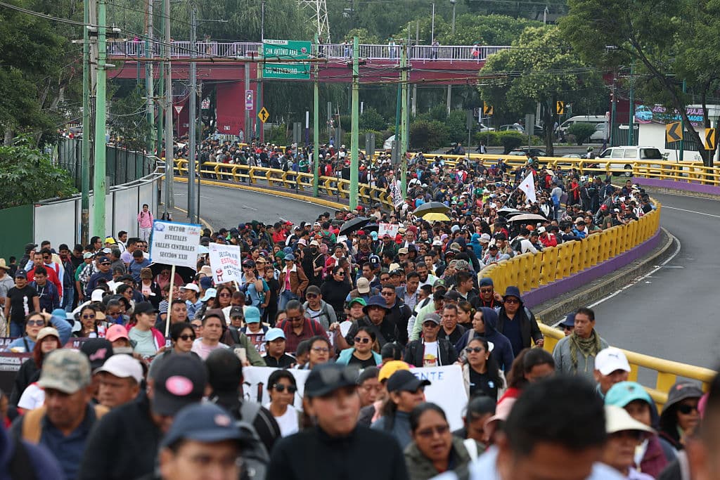 <em>Gremio de maestros marchan durante una mega protesta contra el gobierno y por el día inaugural de la Copa Mundial de la FIFA 2026 en el Estadio Ciudad de México el 11 de junio de 2026 en Ciudad de México, México. Grupos, sindicatos y organizaciones civiles convocaron a una mega protesta contra el gobierno y por la jornada inaugural del Mundial de Fútbol FIFA 2026 en el Estadio Ciudad de México. (Claudia Rosel/Getty Images)</em>
