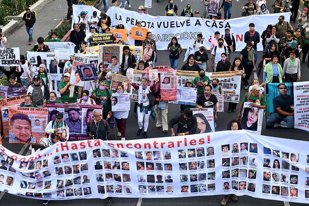 <em>Madres en búsqueda marchan y lanzan consignas durante una protesta el 11 de junio de 2026 en la Ciudad de México, México. Sindicatos y organizaciones civiles convocaron a una mega protesta contra el gobierno y por la inauguración de la Copa Mundial de la FIFA 2026 en el Estadio Ciudad de México. (Lucía Flores/Getty Images)</em>