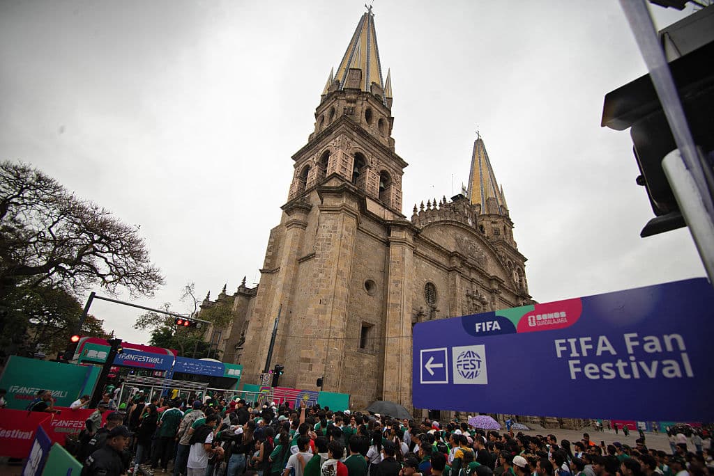 <em>La gente se reúne en el FIFA Fan Festival Guadalajara en la Plaza de la Liberación y la Plaza de Armas en Guadalajara, estado de Jalisco, México, el 11 de junio de 2026, durante la inauguración de la Copa Mundial de la FIFA 2026. (RUTH ROSAS/AFP vía Getty Images)</em>