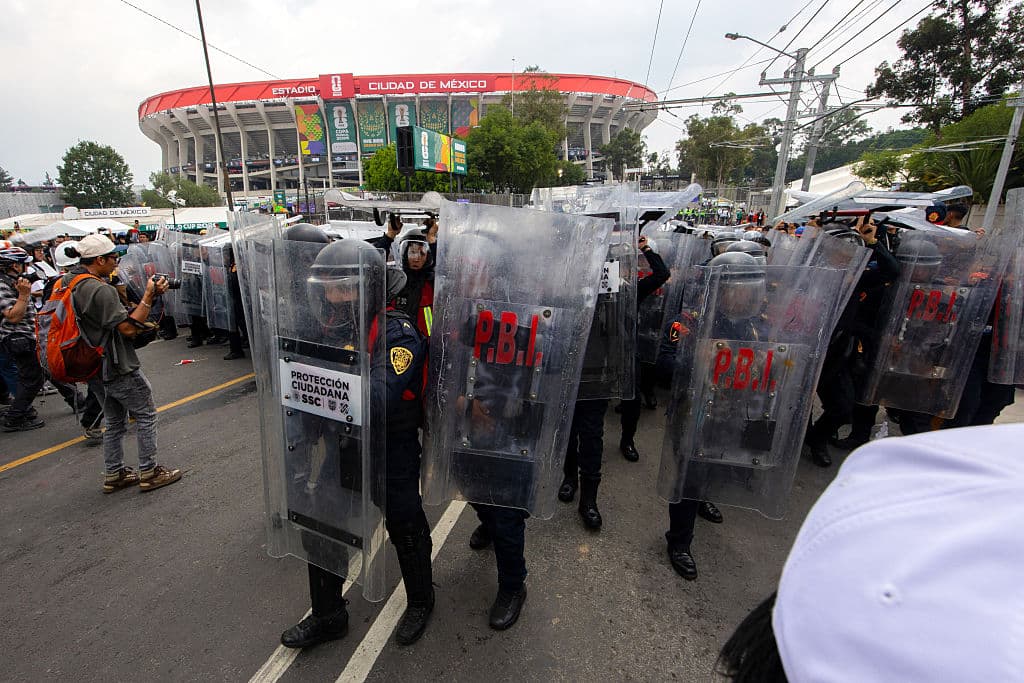 <em>Agentes de policía hacen guardia cerca del Estadio de la Ciudad de México durante las manifestaciones contra la inauguración de la Copa Mundial de la FIFA 2026 en la Ciudad de México el 11 de junio de 2026. (Marco González/AFP vía Getty Images)</em>