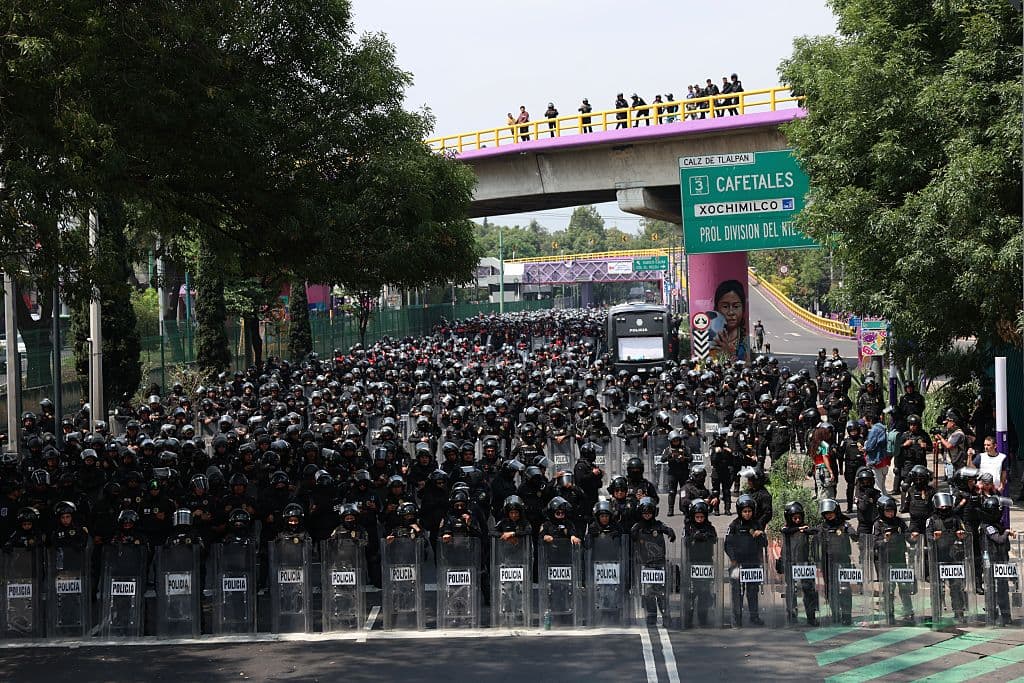 <em>Policías se interponen entre los manifestantes y el Estadio durante el día inaugural de la Copa Mundial de la FIFA 2026 el 11 de junio de 2026 en Ciudad de México, México. Colectivos, sindicatos y organizaciones civiles convocaron a una mega protesta contra el gobierno y por la jornada inaugural del Mundial de Fútbol FIFA 2026 en el Estadio Ciudad de México. (Claudia Rosel/Getty Images)</em>