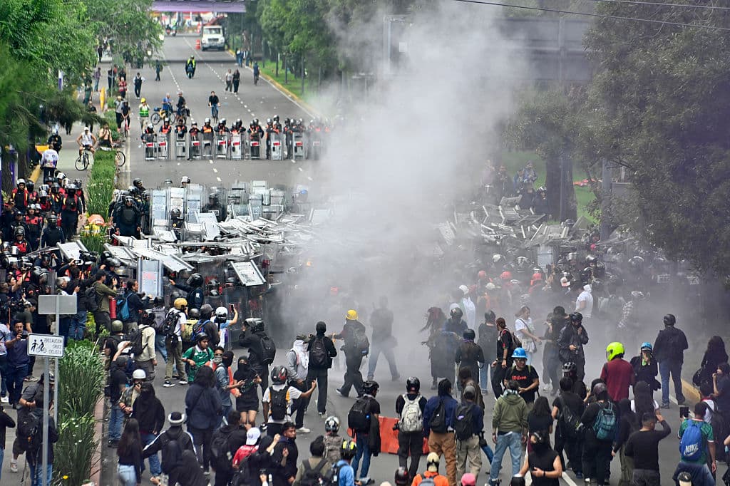 <em>Policías se enfrentan a manifestantes durante una protesta el 11 de junio de 2026 en Ciudad de México, México. Colectivos, sindicatos y organizaciones civiles convocaron a una mega protesta contra el gobierno y por la jornada inaugural del Mundial de Fútbol FIFA 2026 en el Estadio Ciudad de México. (Lucía Flores/Getty Images)</em>