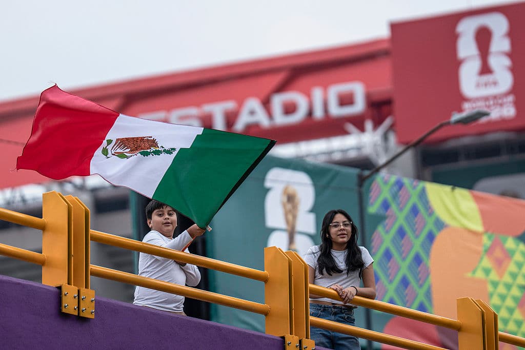 <em>Un niño ondea una bandera mexicana afuera del Estadio de la Ciudad de México dos días antes del inicio de la Copa Mundial 2026 el 9 de junio de 2026 en Ciudad de México, México. (Cristopher Rogel Blanquet/Getty Images)</em>