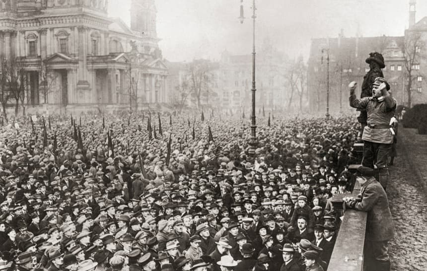 Un orador comunista se dirige a una gran multitud en Berlín, hacia 1920. (FPG/Hulton Archive/Getty Images)