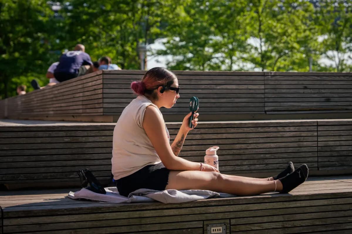 Una persona utiliza un ventilador durante una alerta por calor en el distrito de Brooklyn, en la ciudad de Nueva York, el 19 de mayo de 2026. (Foto AP/Adam Gray, archivo).