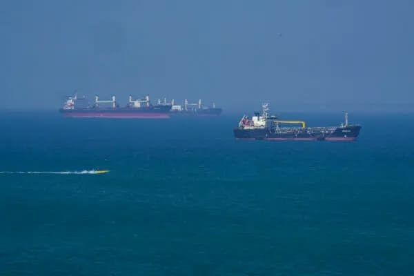 El petrolero Ateela 2 navega por el mar frente a la isla de Qeshm, en Irán, en el estrecho de Ormuz, el 28 de abril de 2026. (Asghar Besharati/Getty Images)