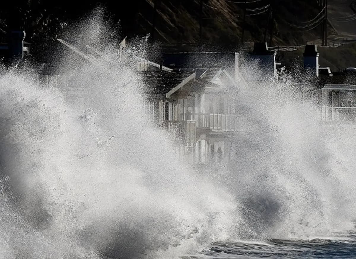 Las olas de tormenta generadas por El Niño se estrellan contra las casas costeras de Mondos Beach, California, el 12 de enero de 2016. (Mark Ralston/AFP/Getty Images).
