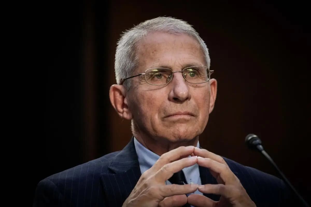 <em>El Dr. Anthony Fauci, director de los Institutos Nacionales de Alergias y Enfermedades Infecciosas, testifica durante una audiencia del Comité de Salud, Educación, Trabajo y Pensiones del Senado sobre la respuesta federal a la viruela del mono, en el Capitolio el 14 de septiembre de 2022. (Drew Angerer/Getty Images).</em>