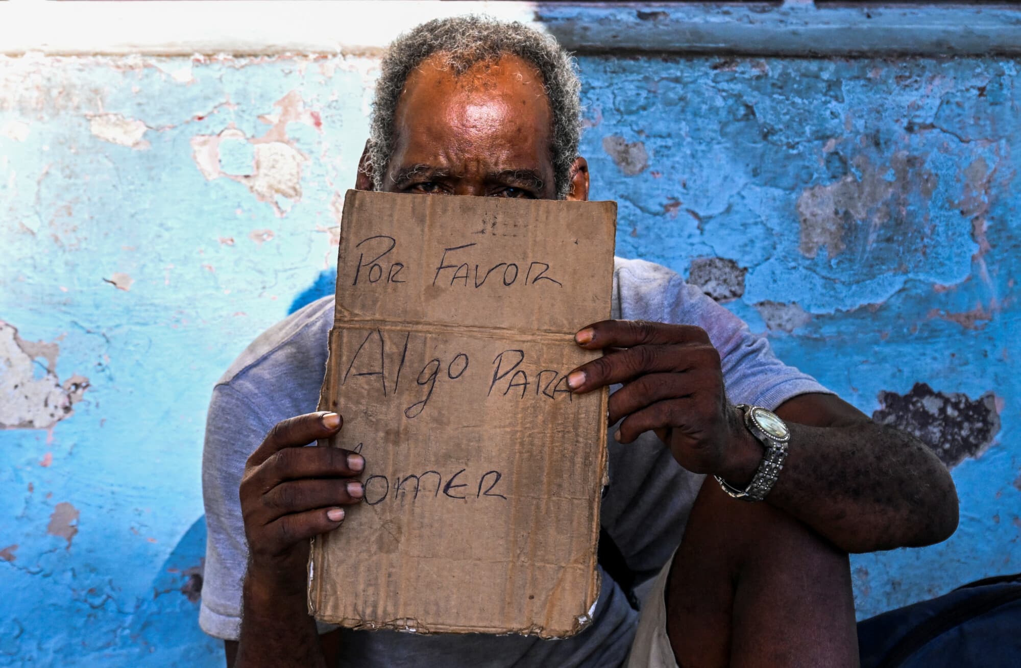 Un hombre pide comida en una calle de La Habana el 21 de julio de 2025. Los niveles de pobreza han aumentado drásticamente mientras el país caribeño se enfrenta a su peor crisis económica en tres décadas, marcada por la escasez de alimentos, medicinas y combustible, y los apagones diarios. (Yamil LAGE / AFP