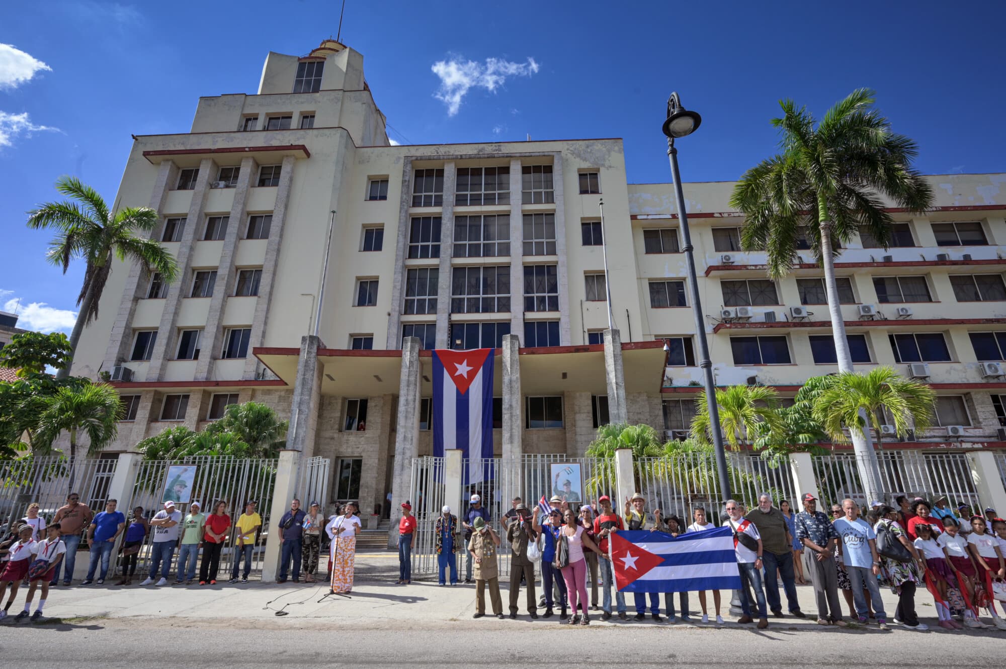 Cubanos asisten a la conmemoración del 67.º aniversario de la Caravana de la Libertad, que marcó la histórica entrada de Fidel Castro a la ciudad y el inicio de la Revolución Cubana, frente al edificio del Grupo de Administración Empresarial SA (GAESA), un conglomerado controlado por las Fuerzas Armadas Revolucionarias de Cuba (FAR), en La Habana, el 8 de enero de 2026. (ADALBERTO ROQUE / AFP vía Getty Images)