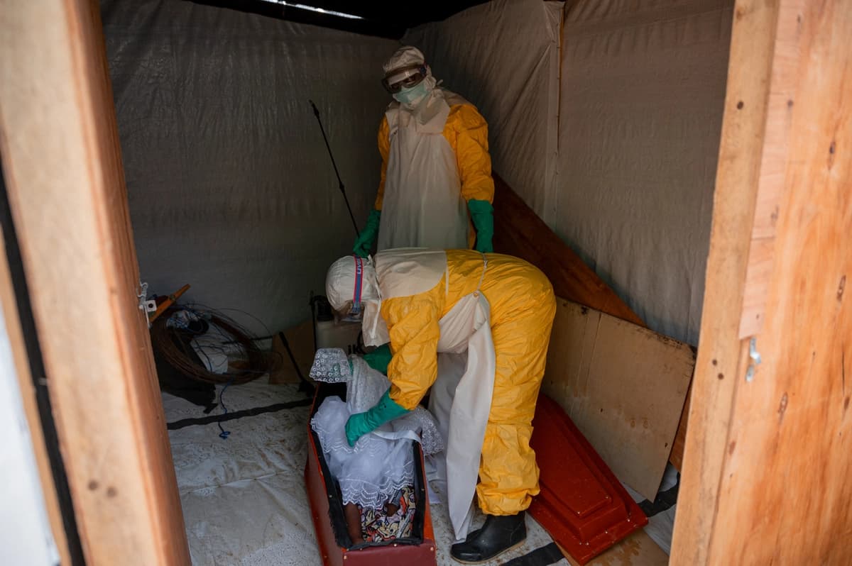 Trabajadores preparan el cuerpo de un niño que se cree murió de ébola en Bunia, Congo, el 9 de junio de 2026. (Jospin Mwisha/AFP vía Getty Images).