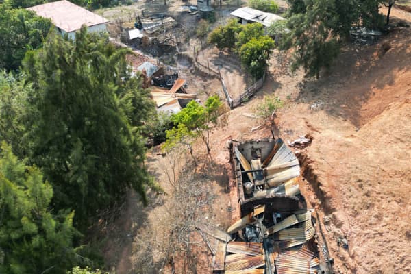<em>Imagen de archivo. Esta vista aérea muestra una vivienda destruida por un bombardeo con drones presuntamente perpetrado por integrantes del cártel de Los Ardillos en Alcozacán, Guerrero, México, el 20 de mayo de 2026. (Yuri Cortez/AFP vía Getty Images)</em>