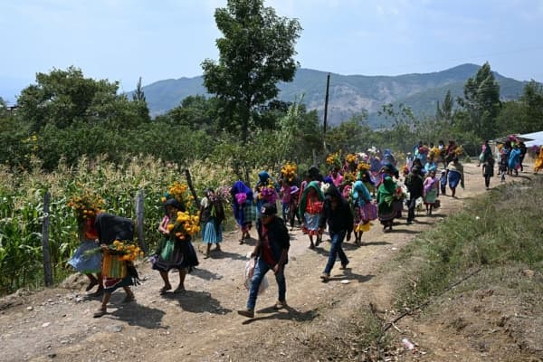 <em>Imagen de archivo. Indígenas nahuas realizan una procesión durante el funeral de miembros de un grupo de autodefensa mexicano tras un ataque con drones presuntamente perpetrado por integrantes del cártel de Los Ardillos en Alcozacán,  Guerrero, México, el 20 de mayo de 2026. (Yuri Cortez / AFP vía Getty Images)</em>