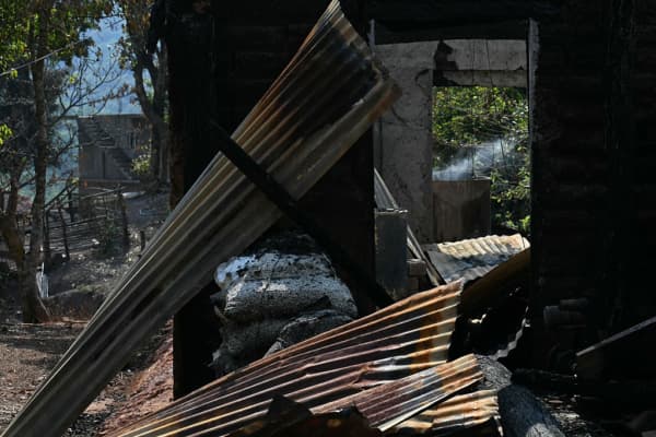 <em>Vista de sacos de grano junto a escombros de una vivienda tras un ataque con drones presuntamente perpetrado por el cártel de Los Ardillos, en Tula, Chilapa de Álvarez, en Guerrero, México, el 19 de mayo de 2026. Los narcotraficantes llegaron de repente, abrieron fuego contra los pobladores, bombardearon sus casas con drones y los expulsaron. (Foto de YURI CORTEZ / AFP vía Getty Images)</em>