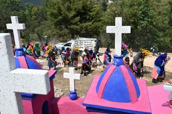 <em>Imagen de archivo. Indígenas nahuas realizan una procesión durante el funeral de miembros de un grupo de autodefensa tras un ataque con drones en Alcozacán,  Guerrero, México, el 20 de mayo de 2026. (Yuri Cortez / AFP vía Getty Images)</em>