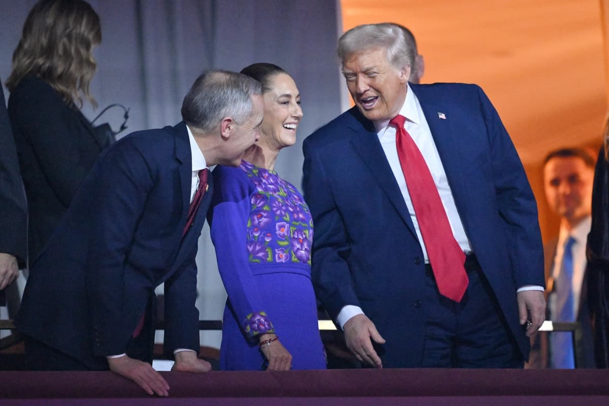 El presidente estadounidense Donald Trump conversa con el primer ministro canadiense Mark Carney y la presidenta mexicana Claudia Sheinbaum tras el sorteo de la Copa Mundial de Fútbol de 2026 en el Kennedy Center de Washington el 5 de diciembre de 2025. (Foto de Mandel Ngan/Pool vía AP).