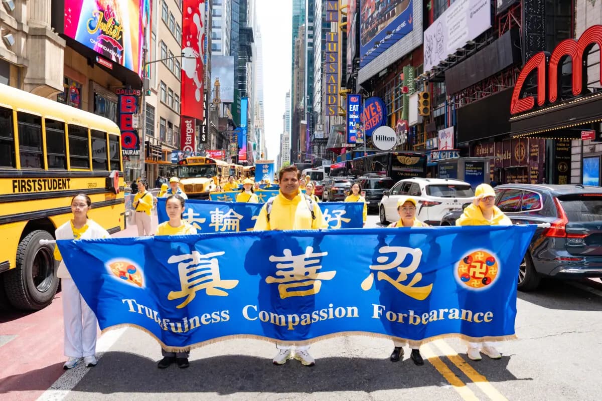 Practicantes de Falun Gong participan en un desfile para celebrar el Día Mundial de Falun Dafa y pedir el fin de la persecución en China, en la ciudad de Nueva York, el 13 de mayo de 2026. (Samira Bouaou/The Epoch Times)